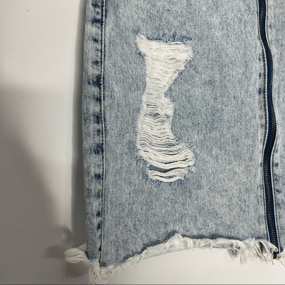 04) Forever 21 Distressed Cutoff Light Wash Denim Zipper Front Mini Skirt Size S - Picture 6 of 12
